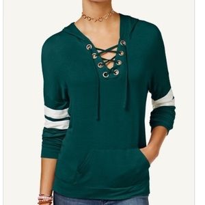 HIPPIE ROSE JUNIORS' LACE-UP HOODIE, GREEN